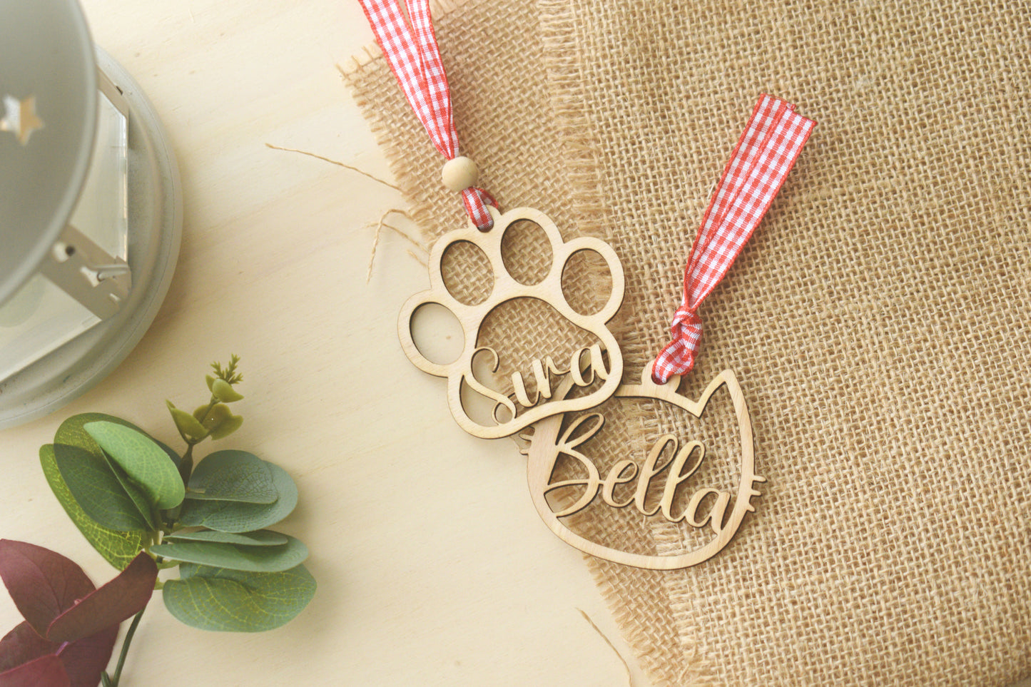 Adorno Personalizado de Madera para Mascotas – Huella y Silueta de Gato