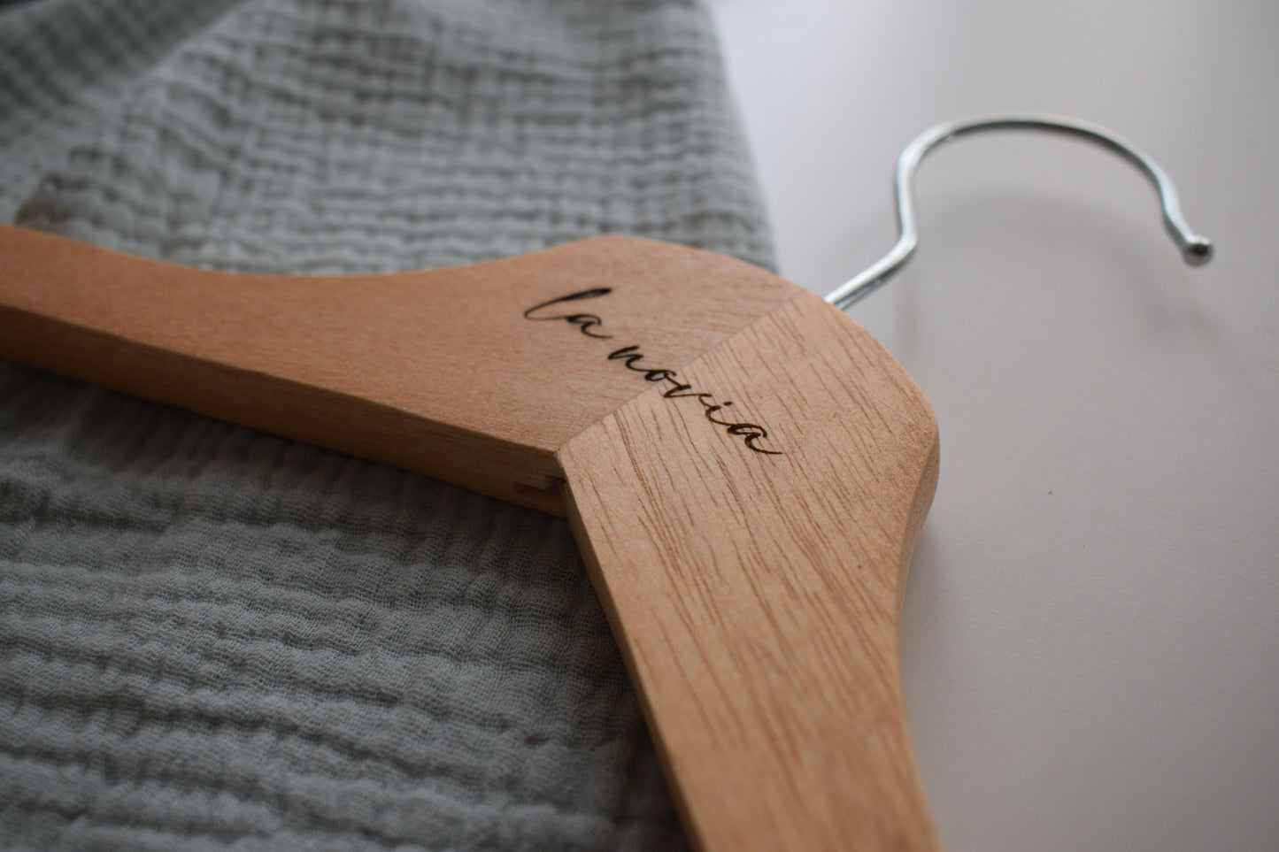 Perchas madera Personalizadas para Bodas - Un Toque Único