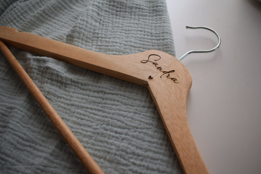 Perchas madera Personalizadas para Bodas - Un Toque Único