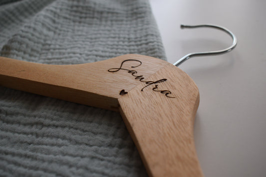 Perchas madera Personalizadas para Bodas - Un Toque Único