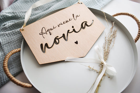 Cartel 'Aquí Llega la Novia' Personalizado - El Toque Perfecto para el Gran Día